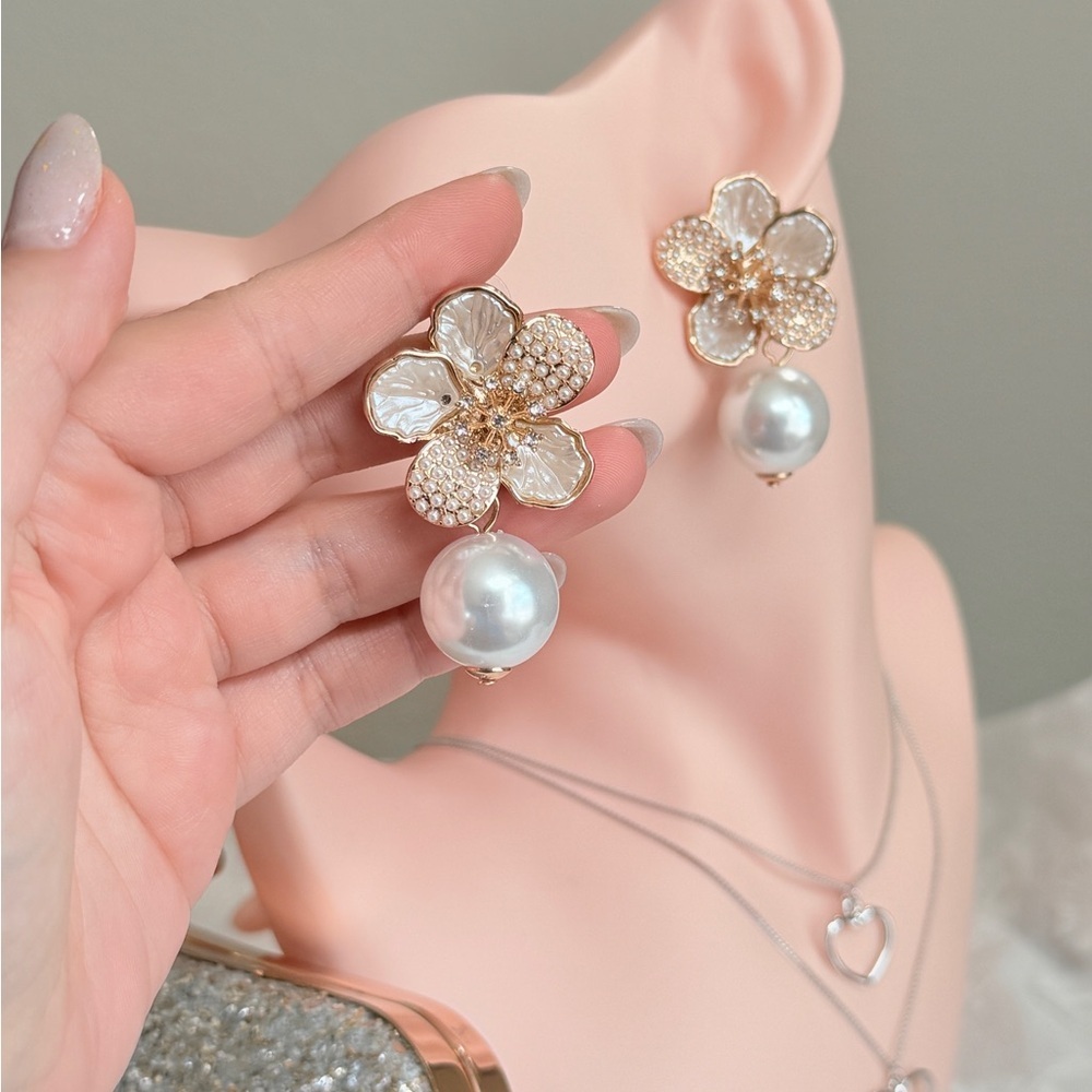 ⚜️ Elegant Gold and Pearl Flower Earrings - Picture 7 of 11